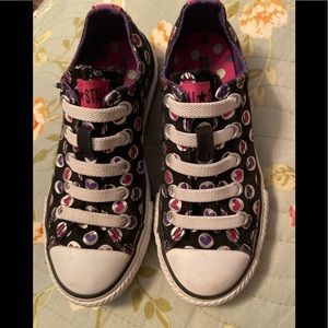 Girls converse tennis shoes.